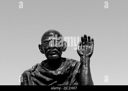 Eine Bronzestatue des indischen Führers Mahatma Gandhi, die 1988 entlang der östlichen Uferpromenade in San Fancisco, Kalifornien, errichtet wurde Stockfoto