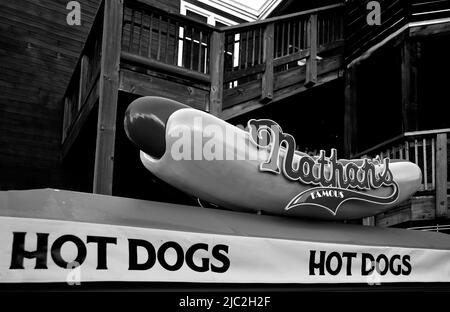 Ein berühmter Hotdog-Wagen von Nathan in der Touristenattraktion Pier 39 in der Fisherman's Wharf-Gegend von San Fancisco, Kalifornien. Stockfoto