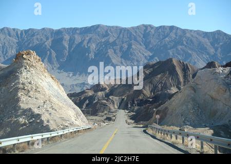 Lange Straße, die durch Berge im Zentralen Iran führt Stockfoto