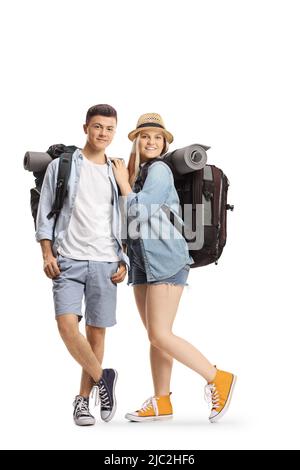 Porträt eines jungen Backpacker-Mannes und einer Backpacker-Frau, die auf weißem Hintergrund isoliert auf die Kamera lächeln Stockfoto