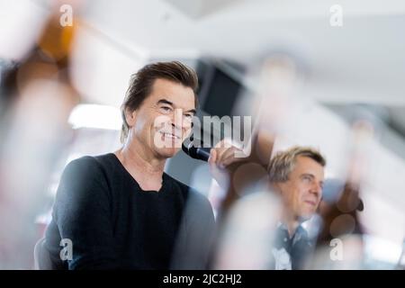 Köln, Deutschland. 09.. Juni 2022. Campino (bürgerlicher Name: Andreas Frege), Sänger der Punkband 'die Toten Hosen', spricht auf einer Pressekonferenz vor dem offiziellen Start der Jubiläumstour 'alles aus Liebe - 40 Jahre die Toten Hosen' vor der Bühne im RheinEnergieStadion. Die Tour beginnt am 10. Juni in Köln. Quelle: Rolf Vennenbernd/dpa/Alamy Live News Stockfoto