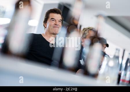 Köln, Deutschland. 09.. Juni 2022. Campino (bürgerlicher Name: Andreas Frege), Sänger der Punkband 'die Toten Hosen', spricht auf einer Pressekonferenz vor dem offiziellen Start der Jubiläumstour 'alles aus Liebe - 40 Jahre die Toten Hosen' vor der Bühne des RheinEnergieStadions. Die Tour beginnt am 10. Juni in Köln. Quelle: Rolf Vennenbernd/dpa/Alamy Live News Stockfoto