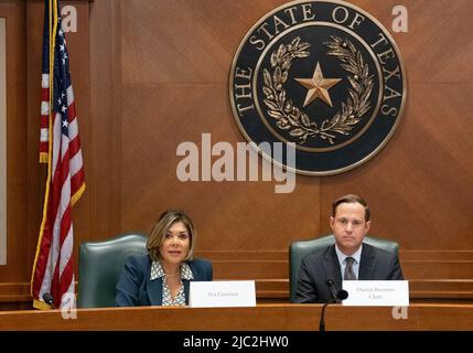 Austin, TX, USA. 9.. Juni 2022. Der ehemalige Justizminister EVA GUZMAN gibt eine Erklärung ab, als das Texas House das Untersuchungskomitee für die Robb Elementary Shooting ernennt, um am 9. Juni 2022 in einer Exekutivsitzung Aussagen zu treffen. Rechts ist Rep. DUSTIN BURROWS, R-Lubbock) (Bildquelle: © Bob Daemmrich/ZUMA Press Wire) Stockfoto