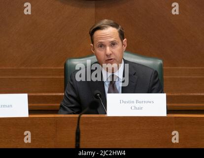 Austin, TX, USA. 9.. Juni 2022. Der Vorsitzende DUSTIN BURROWS (R-Lubbock) gibt eine Eröffnungserklärung ab, als das Texas House den Untersuchungsausschuss zum Robb Elementary Shooting ernennt, der am 9. Juni 2022 in einer Exekutivsitzung Aussagen treffen soll. (Bild: © Bob Daemmrich/ZUMA Press Wire) Stockfoto