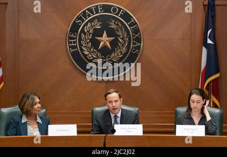 Austin, TX, USA. 9.. Juni 2022. Die Mitglieder geben Eröffnungserklärungen ab, während das Texas House den Untersuchungsausschuss für die Robb Elementary Shooting ernennt, der am 9. Juni 2022 in der Exekutivsitzung Aussagen treffen soll. Von links nach rechts sind Justice EVA GUZMAN, Vorsitzende Rep. DUSTIN BURROWS (R-Lubbock) und Angestellte Paige Higerd. (Bild: © Bob Daemmrich/ZUMA Press Wire) Stockfoto