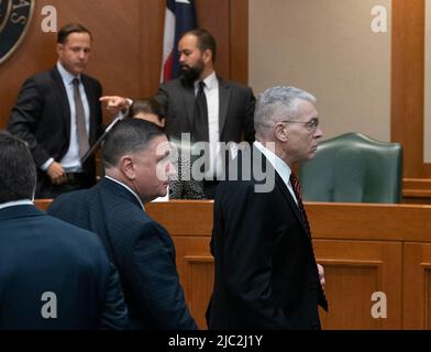 Austin, TX, USA. 9.. Juni 2022. Steve MCCRAW, Direktor des texanischen Dept. Of Public Safety, r, gefolgt von dem stellvertretenden FREEMAN MARTIN, leitet die Sitzung der Exekutive, während das Texas House den Untersuchungsausschuss für die Robb Elementary Shooting ernennt, um am 9. Juni 2022 eine Zeugenaussage abzulegen. (Bild: © Bob Daemmrich/ZUMA Press Wire) Stockfoto