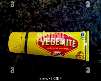 2-14-2014 Tulsa USA - Tube of Kraft Vegemite - konzentrierter Hefeextrakt - ein gängiges australisches Essen Stockfoto