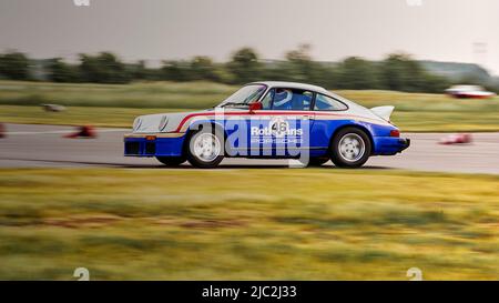 Porsche 911 carrera im blauen Rennsport mit Oldtimern, beabsichtigte Bewegungsunschärfe in Hildesheim, 21. Mai 2022 Stockfoto