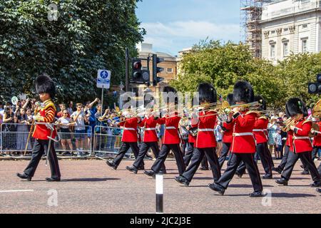 7 24 2019 London UK - Britische Soldaten marschieren mit Posaunen und Trompeten während des Wachwechsels mit Touristen, die an der Seite der Straßenwache überfüllt sind Stockfoto