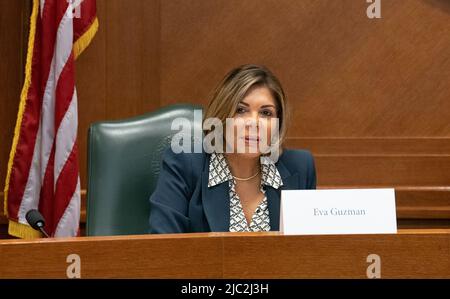 Austin, TX, USA. 9.. Juni 2022. Der ehemalige Justizminister EVA GUZMAN gibt eine Eröffnungserklärung ab, als das Texas House den Untersuchungsausschuss für die Robb Elementary Shooting ernennt, der am 9. Juni 2022 in einer Exekutive-Sitzung Zeugnis ablegen soll. (Bild: © Bob Daemmrich/ZUMA Press Wire) Stockfoto