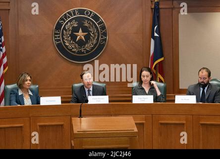 Austin, TX, USA. 9.. Juni 2022. Die Mitglieder geben Eröffnungserklärungen ab, während das Texas House den Untersuchungsausschuss für die Robb Elementary Shooting ernennt, der am 9. Juni 2022 in der Exekutivsitzung Aussagen treffen soll. Von links nach rechts sind Justice EVA GUZMAN, Vorsitzender der Rep. DUSTIN BURROWS (R-Lubbock), Angestellte Paige Higerd und Rep. Joe Moody (D-El Paso). Moody's Heimatstadt El Paso war der Schauplatz eines Massenschießens im Jahr 2019. (Bild: © Bob Daemmrich/ZUMA Press Wire) Stockfoto