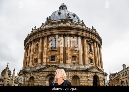 8-27-2019 Oxford USA - Tourist steht vor der Radcliffe Camera - der runden Bibliothek in Oxford England - an einem typisch bewölkten Tag Stockfoto