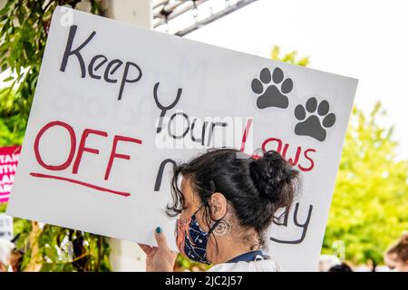 10-02-2022 Tulsa USA - hübsche Frau hält ein Schild hoch, das sagt, dass sie bei der Kundgebung über die Fortpflanzungsrechte deine Gesetze vor Bokeh-Hintergrund von meinem Körper fernhalten soll Stockfoto