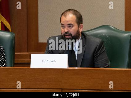 Austin, TX, USA. 9.. Juni 2022. Der Staatsvertreter JOE MOODY (D-El Paso) gibt eine Eröffnungserklärung ab, als das Texas House den Untersuchungsausschuss für die Robb Elementary Shooting ernennt, der am 9. Juni 2022 in einer Exekutivsitzung Aussagen treffen soll. (Bild: © Bob Daemmrich/ZUMA Press Wire) Stockfoto