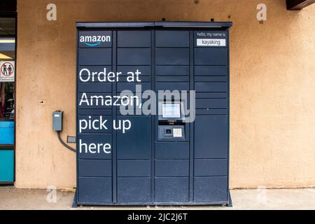 2021 05 21 Taos New Mexico USA Amazon holt sich einen Spind vor dem Stuckladen im amerikanischen Südwesten Stockfoto