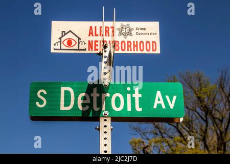 2022 04 26 Tulsa OK USA Alert Nachbarschafts-Kriminalkommissions-Schild auf dem Straßenschild der S Detroit Ave mit tiefblauem Himmel und blu auf Metallstange verschraubt Stockfoto