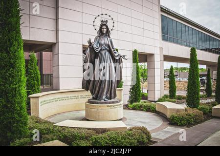 2022 04-21 Tulsa USA - Mary Queen of Heaven Statue auf rundem Podest vor dem St. Francis Hospital im Sitzbereich neben der Skybridge und dem South Entrac Stockfoto