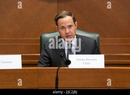 Austin, TX, USA. 9.. Juni 2022. Der Vorsitzende DUSTIN BURROWS (R-Lubbock) gibt eine Eröffnungserklärung ab, als das Texas House den Untersuchungsausschuss zum Robb Elementary Shooting ernennt, der am 9. Juni 2022 in einer Exekutivsitzung Aussagen treffen soll. (Bild: © Bob Daemmrich/ZUMA Press Wire) Stockfoto