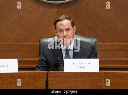 Austin, TX, USA. 9.. Juni 2022. Der Vorsitzende DUSTIN BURROWS (R-Lubbock) gibt eine Eröffnungserklärung ab, als das Texas House den Untersuchungsausschuss zum Robb Elementary Shooting ernennt, der am 9. Juni 2022 in einer Exekutivsitzung Aussagen treffen soll. (Bild: © Bob Daemmrich/ZUMA Press Wire) Stockfoto