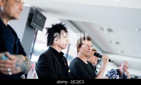 Köln, Deutschland. 09.. Juni 2022. Campino (bürgerlicher Name: Andreas Frege), Sänger der Punkband 'die Toten Hosen', spricht auf einer Pressekonferenz vor dem offiziellen Start der Jubiläumstour 'alles aus Liebe - 40 Jahre die Toten Hosen' vor der Bühne des RheinEnergieStadions. Die Tour beginnt am 10. Juni in Köln. Quelle: Rolf Vennenbernd/dpa/Alamy Live News Stockfoto