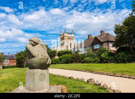 St. Hildas Church at the Headland, Old Hartlepool, England, UK, mit Skulptur namens 'The Big Catch' im Vordergrund. Leuchtender blauer Himmel, weiße Wolken Stockfoto