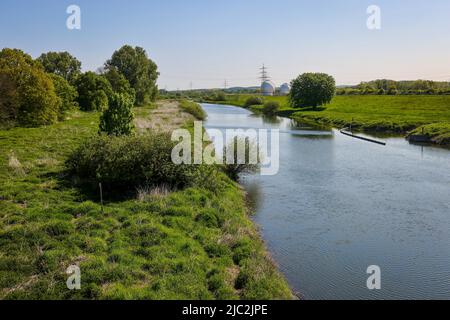 Haltern, Nordrhein-Westfalen, Deutschland - Lippe, Flusslandschaft. Im hinteren Chemiepark Marl. Stockfoto