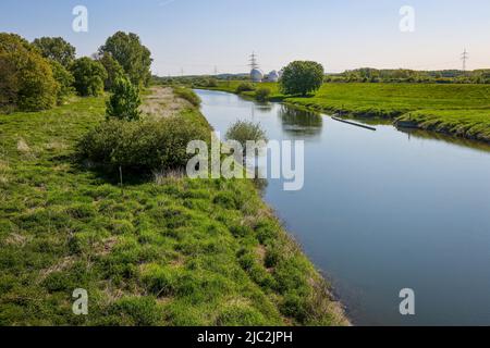 Haltern, Nordrhein-Westfalen, Deutschland - Lippe, Flusslandschaft. Im hinteren Chemiepark Marl. Stockfoto