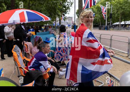 Freunde der britischen Königsfamilie genießen die Feierlichkeiten zum Platinum Jubilee entlang der Mall während des historischen Bankfeiertags im Zentrum von London, England und Großbritannien Stockfoto