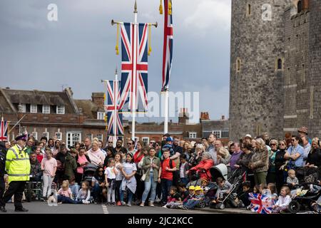 Freunde der britischen Königsfamilie genießen die Feierlichkeiten zum Platin-Jubiläum in Windsorl während des historischen Bankfeiertags im Zentrum von London, England und Großbritannien Stockfoto