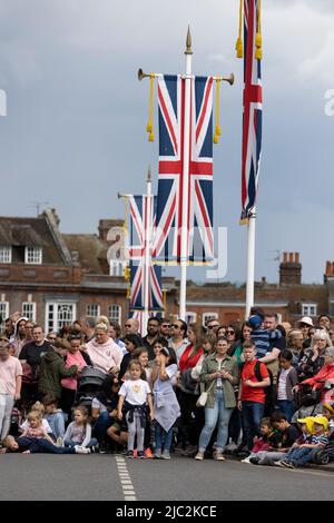 Freunde der britischen Königsfamilie genießen die Feierlichkeiten zum Platin-Jubiläum in Windsorl während des historischen Bankfeiertags im Zentrum von London, England und Großbritannien Stockfoto