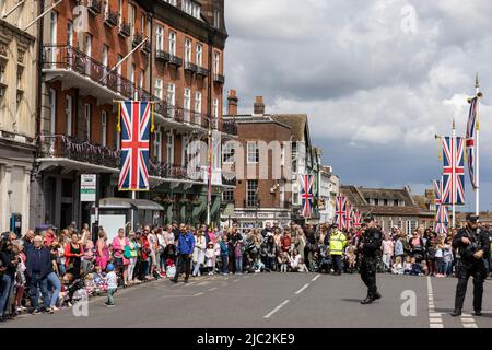 Freunde der britischen Königsfamilie genießen die Feierlichkeiten zum Platin-Jubiläum in Windsorl während des historischen Bankfeiertags im Zentrum von London, England und Großbritannien Stockfoto