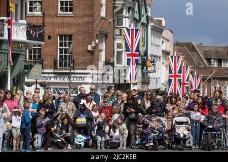 Freunde der britischen Königsfamilie genießen die Feierlichkeiten zum Platin-Jubiläum in Windsorl während des historischen Bankfeiertags im Zentrum von London, England und Großbritannien Stockfoto