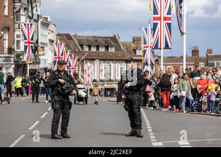 Freunde der britischen Königsfamilie genießen die Feierlichkeiten zum Platin-Jubiläum in Windsorl während des historischen Bankfeiertags im Zentrum von London, England und Großbritannien Stockfoto