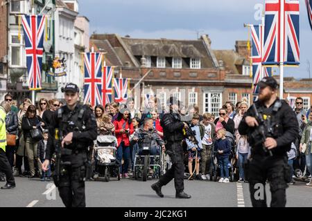 Freunde der britischen Königsfamilie genießen die Feierlichkeiten zum Platin-Jubiläum in Windsorl während des historischen Bankfeiertags im Zentrum von London, England und Großbritannien Stockfoto