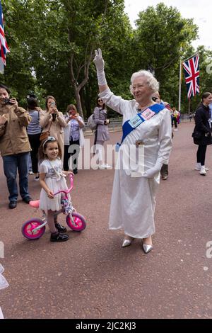 Freunde der britischen Königsfamilie genießen die Feierlichkeiten zum Platinum Jubilee entlang der Mall während des historischen Bankfeiertags im Zentrum von London, England und Großbritannien Stockfoto