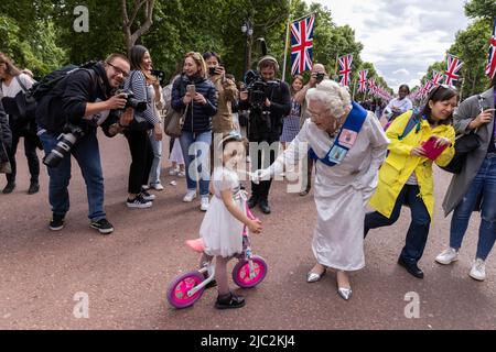 Freunde der britischen Königsfamilie genießen die Feierlichkeiten zum Platinum Jubilee entlang der Mall während des historischen Bankfeiertags im Zentrum von London, England und Großbritannien Stockfoto