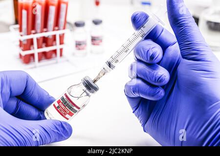 Monkeypox-Impfampullen oder -Fläschchen, epidemische Impfung, Kopierraum Stockfoto