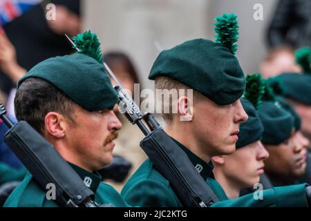 Phase 1 - FÜR DIE KÖNIGIN UND DAS LAND nehmen die Gewehre an einer Militärparade Teil, bei der die britischen Streitkräfte aller drei Dienste von massierten Bands begleitet werden, zusammen mit Militärpersonal aus dem gesamten Commonwealth. Ihre Majestät der Königin Platinum Jubilee Pageant erzählt die Geschichte ihrer 70-jährigen Herrschaft, gespielt in vier Teilen. Stockfoto