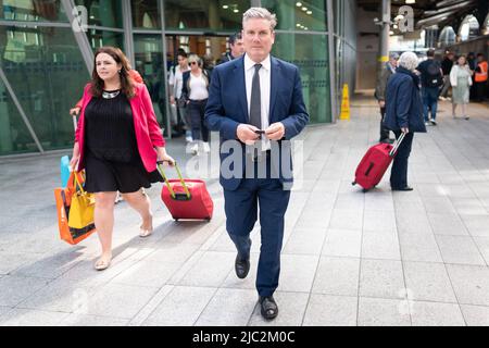 Der Gewerkschaftsführer Sir Keir Starmer geht durch Dublins Connolly Station, um nach einem zweitägigen Besuch in der irischen Hauptstadt einen Zug nach Belfast zu nehmen, wo er sich mit Taoiseach Micheál Martin und dem irischen Präsidenten Michael D. Higgins traf. Bilddatum: Donnerstag, 9. Juni 2022. Stockfoto