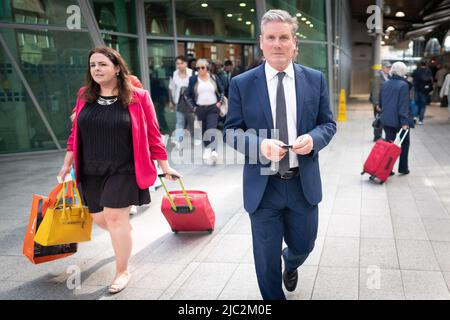 Der Gewerkschaftsführer Sir Keir Starmer geht durch Dublins Connolly Station, um nach einem zweitägigen Besuch in der irischen Hauptstadt einen Zug nach Belfast zu nehmen, wo er sich mit Taoiseach Micheál Martin und dem irischen Präsidenten Michael D. Higgins traf. Bilddatum: Donnerstag, 9. Juni 2022. Stockfoto