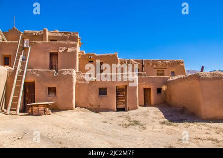 Mehrstöckige adobe-Gebäude aus Taos Pueblo in New Mexico, wo die indigenen Völker nach über tausend Jahren noch leben Stockfoto