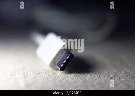 Bis Herbst 2024 wird USB Type-C zum gemeinsamen Ladeanschluss für alle Mobiltelefone, Tablets und Kameras in der EU, haben sich die Verhandlungsführer des Parlaments und des Rates heute darauf geeinigt. Stockfoto