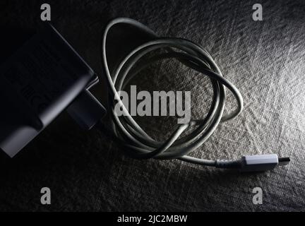 Bis Herbst 2024 wird USB Type-C zum gemeinsamen Ladeanschluss für alle Mobiltelefone, Tablets und Kameras in der EU, haben sich die Verhandlungsführer des Parlaments und des Rates heute darauf geeinigt. Stockfoto