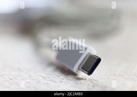 Bis Herbst 2024 wird USB Type-C zum gemeinsamen Ladeanschluss für alle Mobiltelefone, Tablets und Kameras in der EU, haben sich die Verhandlungsführer des Parlaments und des Rates heute darauf geeinigt. Stockfoto