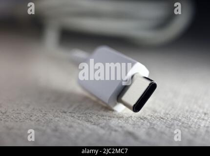 Bis Herbst 2024 wird USB Type-C zum gemeinsamen Ladeanschluss für alle Mobiltelefone, Tablets und Kameras in der EU, haben sich die Verhandlungsführer des Parlaments und des Rates heute darauf geeinigt. Stockfoto