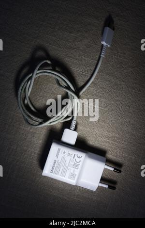 Bis Herbst 2024 wird USB Type-C zum gemeinsamen Ladeanschluss für alle Mobiltelefone, Tablets und Kameras in der EU, haben sich die Verhandlungsführer des Parlaments und des Rates heute darauf geeinigt. Stockfoto