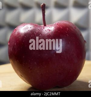 Ein großer roter Apfel. Wassertropfen auf einer Apfelschale. Apfel der Sorte Red Chief. Stockfoto