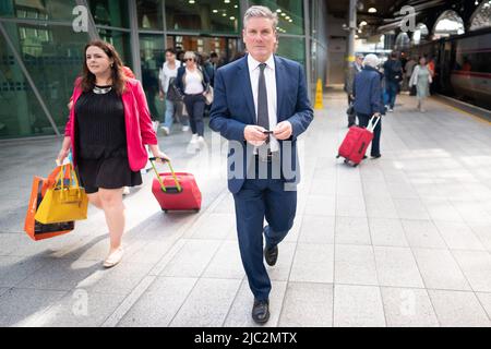 Der Gewerkschaftsführer Sir Keir Starmer geht durch Dublins Connolly Station, um nach einem zweitägigen Besuch in der irischen Hauptstadt einen Zug nach Belfast zu nehmen, wo er sich mit Taoiseach Micheál Martin und dem irischen Präsidenten Michael D. Higgins traf. Bilddatum: Donnerstag, 9. Juni 2022. Stockfoto