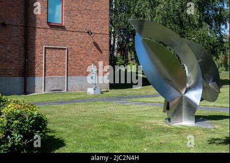 Drei Blätter von Elli Hemberg aus Edelstahl im Skulpturenpark im Norrkoping Kunstmuseum in Norrkoping, Schweden. Stockfoto