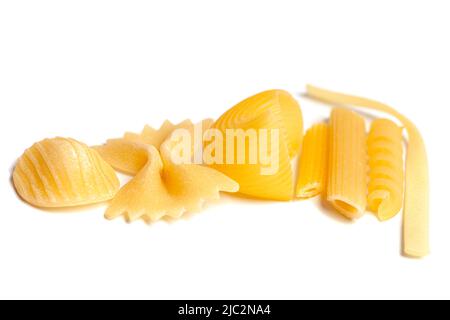 Verschiedene Arten und Formen der italienischen Pasta isoliert auf weißem Hintergrund Stockfoto